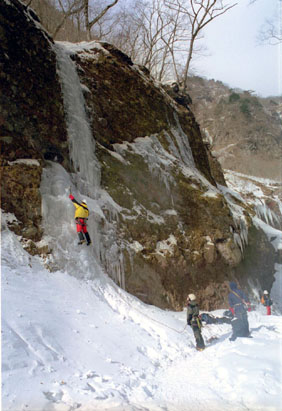 左岸の氷壁の対岸の氷（５級-）を登る田邉。氷が薄く下部のみで終わる。