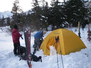 雪原にテントを設営