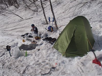 村杉岳直下の幕場