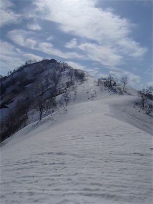 途中には気持ちのよい雪尾根もありました